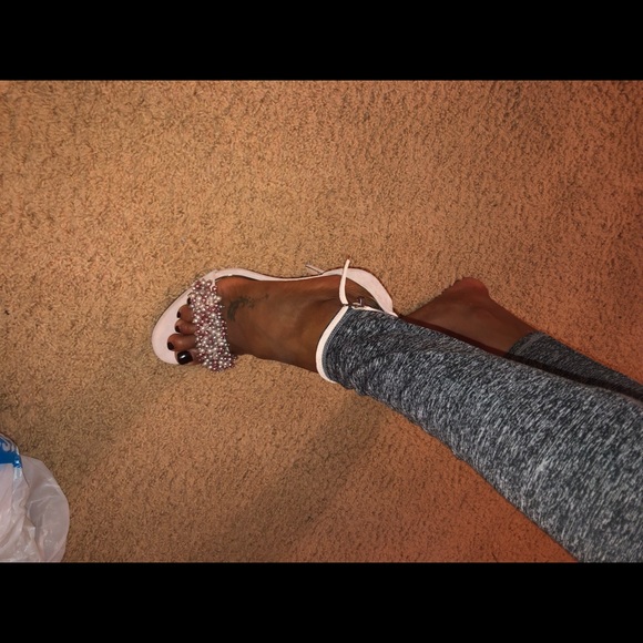 Beautiful straps heel - Picture 2 of 4